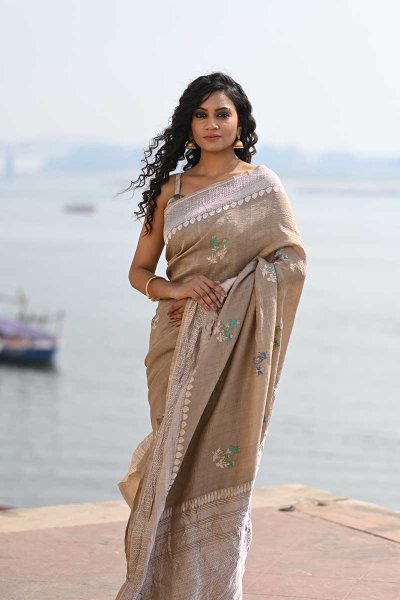 Tussar Silk Banarasi Saree In Soft Beige With Floral Motifs Manufacturers in Varanasi