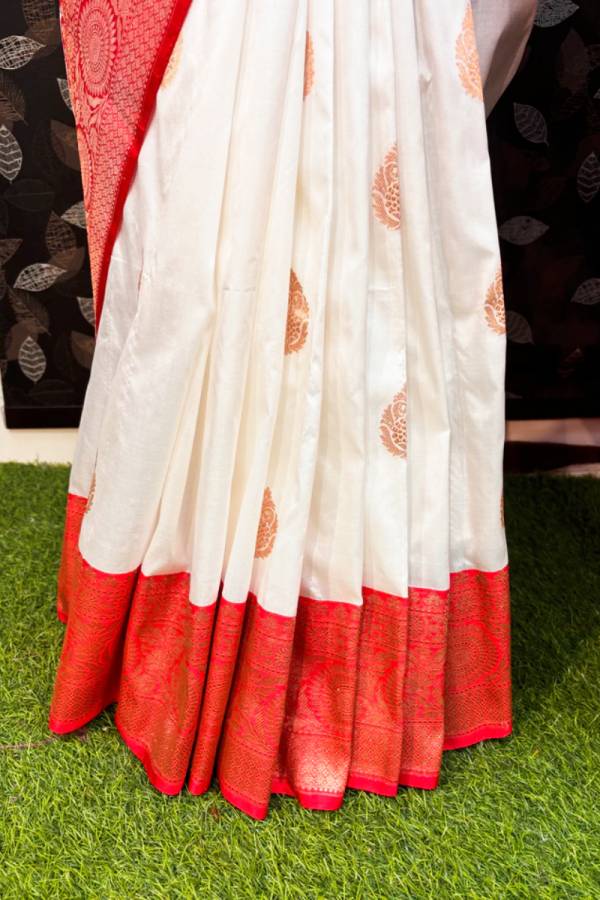 White Red Pure Katan Kadhiyal Boota Banarasi handloom Saree in Varanasi