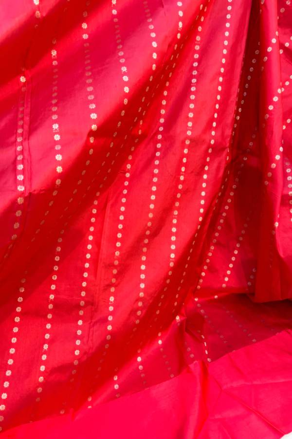 White Red Pure Katan Kadhiyal Boota Banarasi handloom Saree in Varanasi